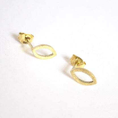14 karaat gouden geometrische blad oorstekers. Handgemaakt door Goudsmederij Goedbloed