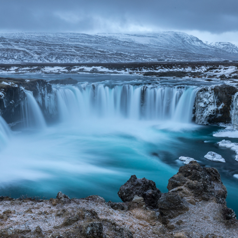 Inspiratiefoto van Winters lava landschap rotsen en waterval contrast voor Lava sieraden handgemaakt en ontwerp door Goudsmederij Goedbloed handgemaakt 