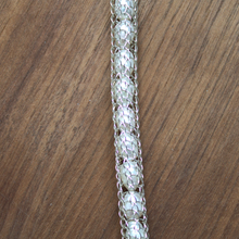 Afbeelding in Gallery-weergave laden, Zilveren geweven collier met witte zoetwaterparels met kapittelsluiting handgemaakte door Goudsmederij Goedbloed
