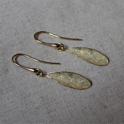 14 karaat gouden oorhaken met olijfbladeren. Handgemaakt door Goudsmederij Goedbloed