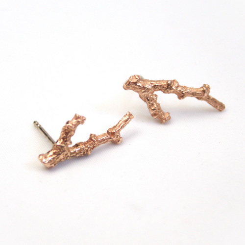 Handgemaakte 14 karaat gouden oorstekers van eikentak uit de Forest collectie van Goudsmederij Goedbloed
