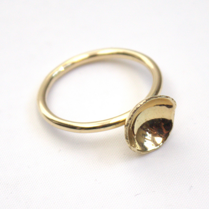 Geelgouden ring met hoogglans gepolijst kommetje handgemaakt door Goudsmederij Goedbloed