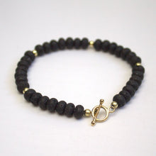 Afbeelding in Gallery-weergave laden, Geelgouden edelsteen lava armband met kapittelsluiting
