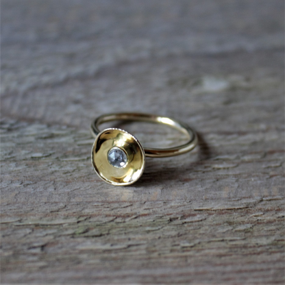 Geelgouden ring met roosgeslepen pepper & salt diamant handgemaakt door Goudsmederij Goedbloed