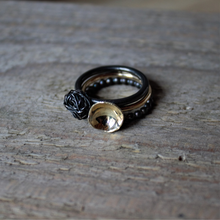Afbeelding in Gallery-weergave laden, Geelgouden ring met hoogglans gepolijst kommetje met 2 zwart zilveren aanschuifringen handgemaakt door Goudsmederij Goedbloed
