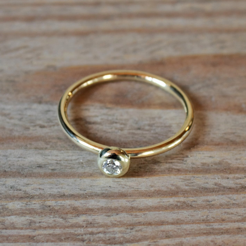 14 karaat geelgouden ring met donutzetting met daarin een briljant geslepen diamant uit de Classic collectie handgemaakt door Goudsmederij Goedbloed