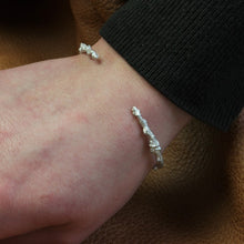 Afbeelding in Gallery-weergave laden, 925 Zilveren klemarmband. Handgemaakte armband uit de Forest collectie van Goudsmederij Goedbloed.
