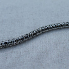 Afbeelding in Gallery-weergave laden, 925 Zilveren Dragonstail collier met Hematiet. Een collier gemaakt met een oude sieraden techniek. Handgemaakt door Goudsmederij Goedbloed.
