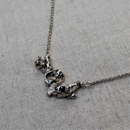 Unieke zilveren ketting van gegoten zilver. Handgemaakt collier uit de Lava collectie van Goudsmederij Goedbloed.