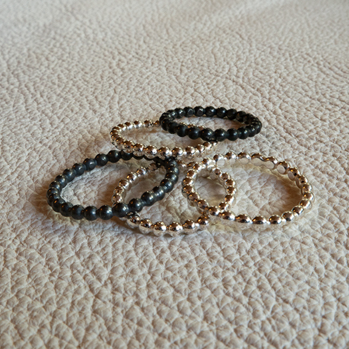 925 Zilveren balletjes stapelringen. Keuze uit wit of zwart zilveren ringen. Handgemaakte ringen uit de classic collectie van Goudsmederij Goedbloed.