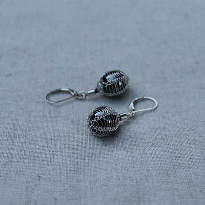 925 Zilveren Dragonstail oorbellen met Hematiet. Oorbellen gemaakt met een oude sieraden techniek. Handgemaakt door Goudsmederij Goedbloed.