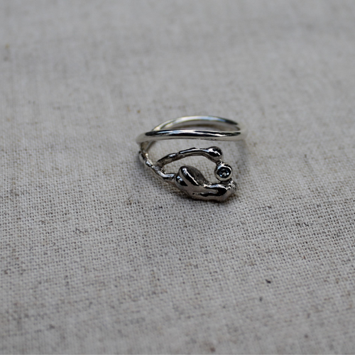 Unieke zilveren ring van gegoten zilver met saffier. Handgemaakte ring uit de Lava collectie van Goudsmederij Goedbloed.