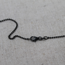 Afbeelding in Gallery-weergave laden, 925 Zilveren balletjes ketting. Keuze uit wit of zwart zilveren ketting. Balletjes ketting uit de Classic collectie van Goudsmederij Goedbloed.
